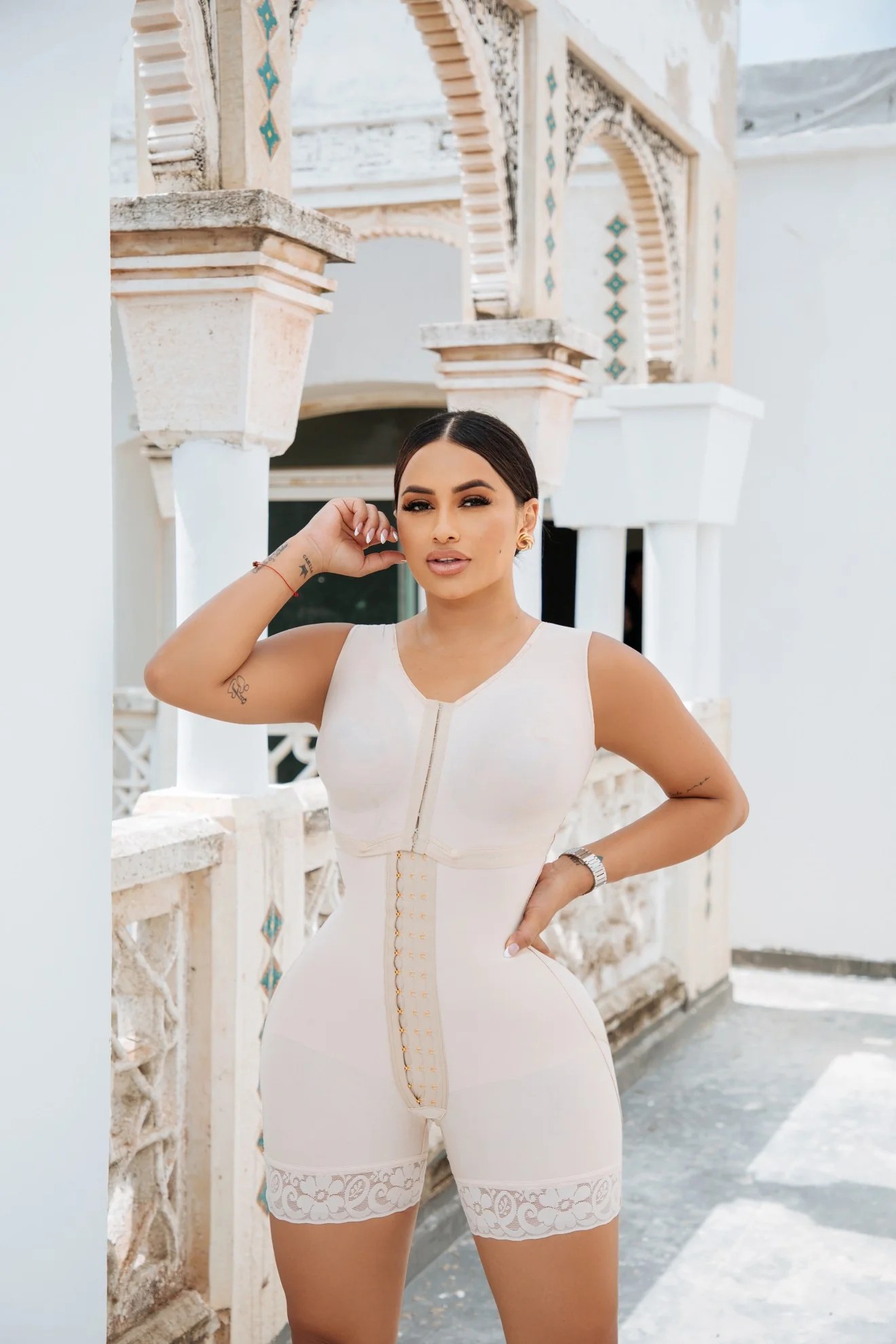 Mid Thigh Bodysuit With Bra • 3 Compression Hook Levels • Perineal Zipper • Black (One size for Hips and another for Waist) (REF. LUX - 293 / LUX - 093)